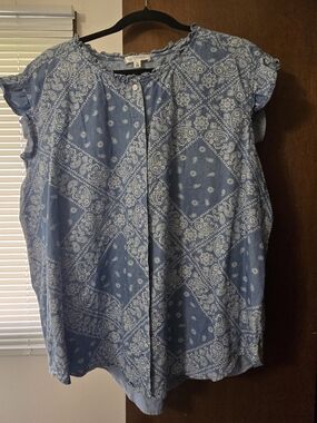 Blue Paisley Button-Front Cap-Sleeve Women’s Shirt